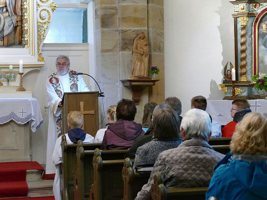 Bittprozession an der Weingartenkapelle (Foto: Karl-Franz Thiede)